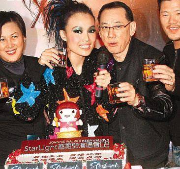 传言:就在容祖儿不停地为早日发片而鼓噪的时候,英皇集团的老板杨受成