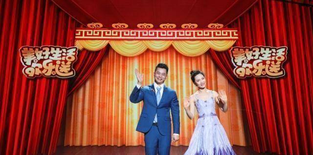 主持人:朱荣,郭蕾《我的舍友大妈》由刘涛滔和郭江涛主演的小品《学车