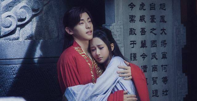 《亲爱的》比《香蜜》还火热,李现人气暴涨,或成第二个邓伦_佟年_杨紫