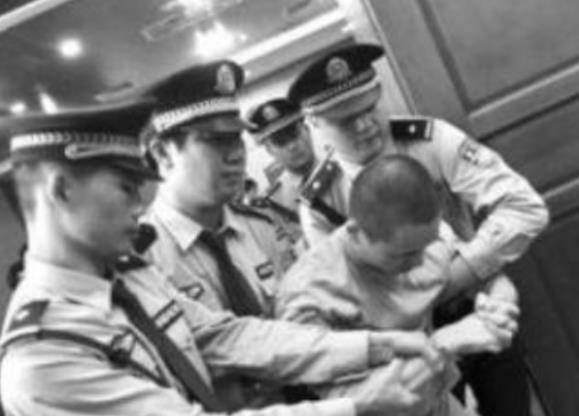 1993年,云南一犯人因多次越狱后被判枪决,公安局长:暂缓行刑_李洪涛