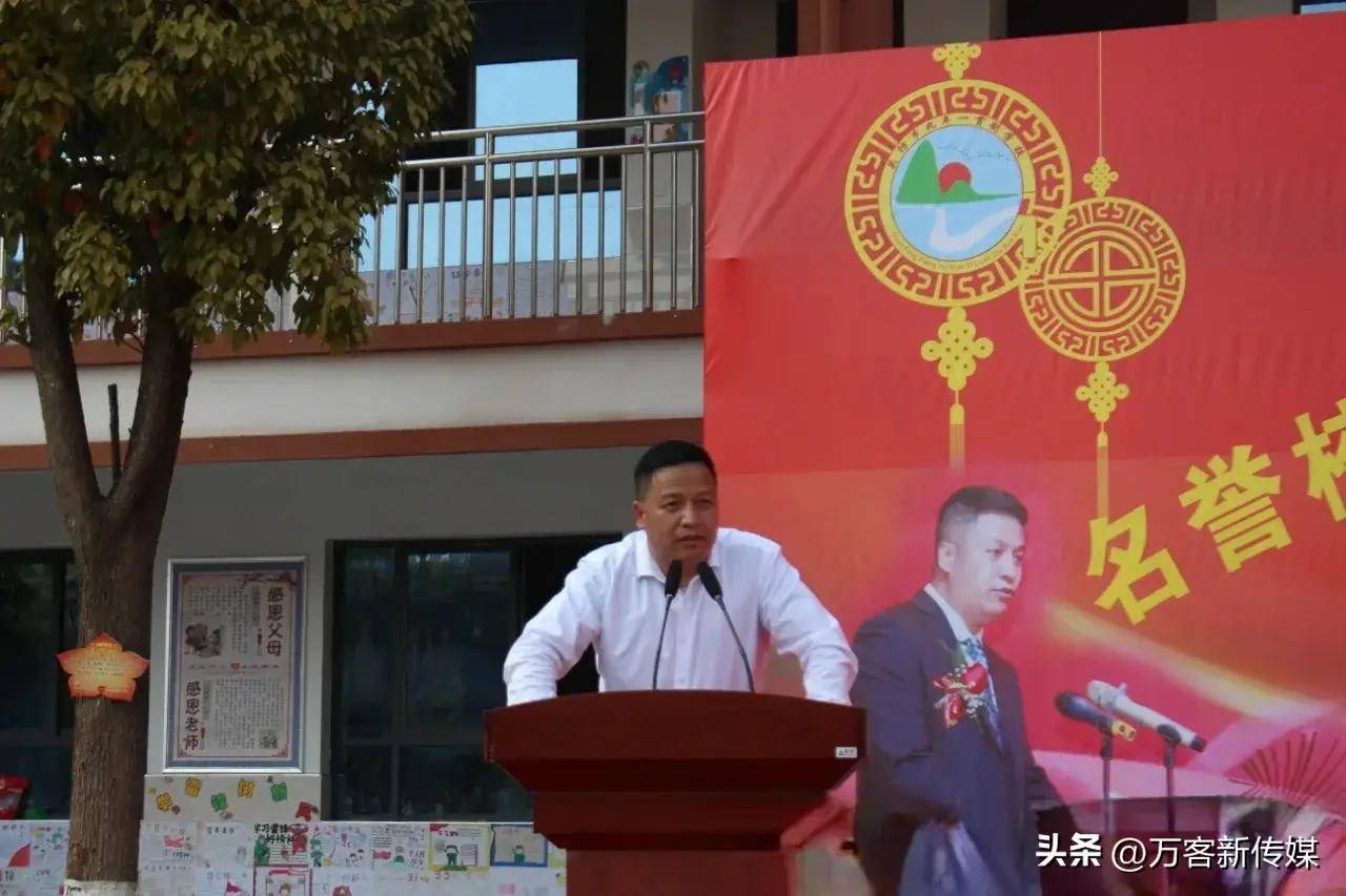 重磅关防中学名誉校长王致亮重金奖励优秀教师