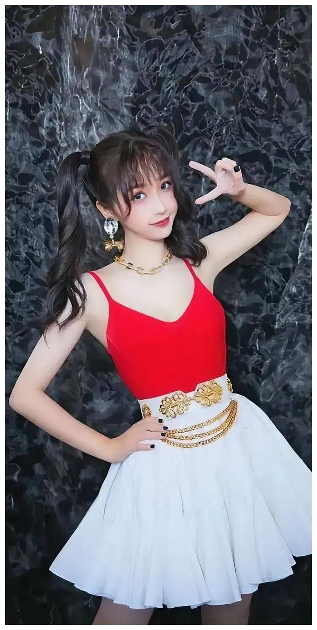 虞书欣挑战性感小酥胸引爆新爆款惊艳全场开启新篇章