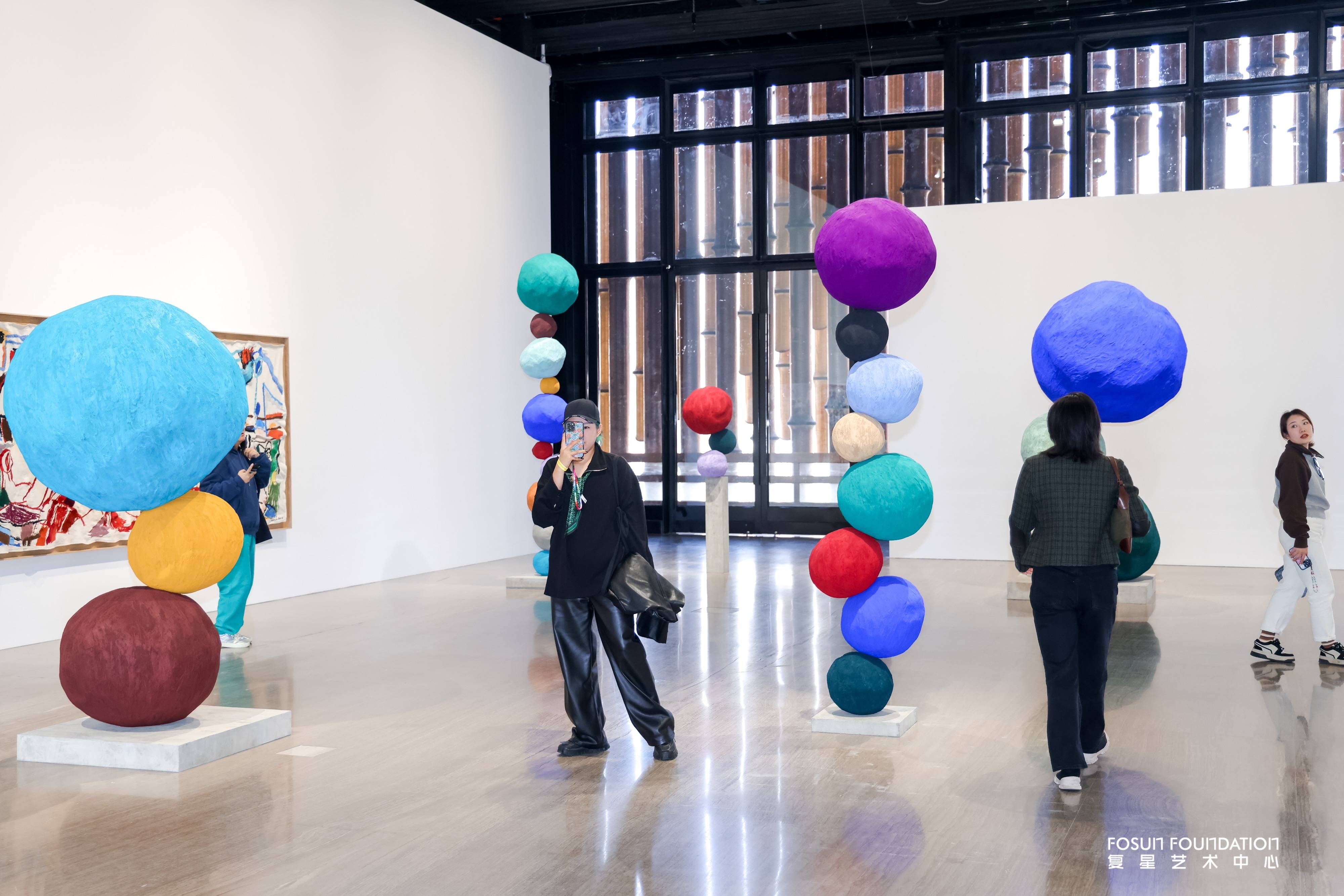 突破边界飞利浦家电携手安妮莫里斯个展一线之望探索艺术的创新交融