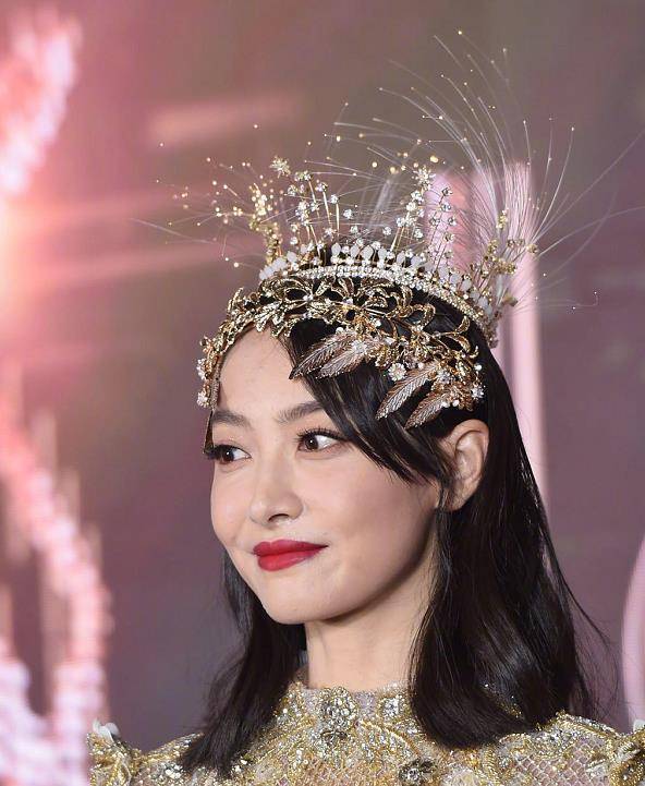 原创宋茜金鹰女神后台照被传出披黄褂子似太后看清鞋子心疼哭了