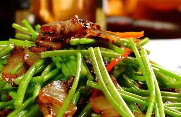 藜蒿炒腊肉:江西风味,清香扑鼻