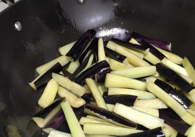 原创炒茄子别着急放油了很多人不知道这技巧难怪每次做都不好吃