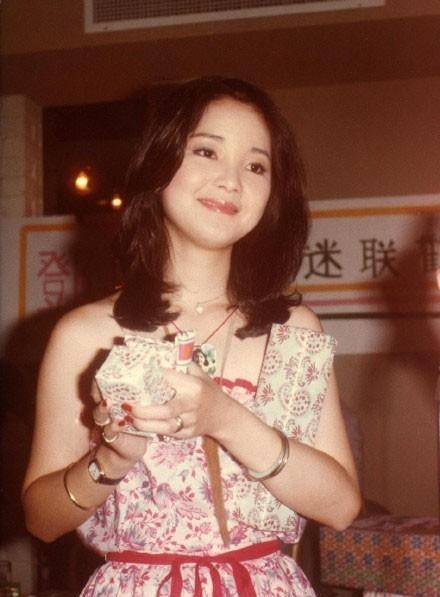 邓丽君私房照:死后左脸上发现巴掌印,图9是小她14岁外籍小男友_保罗