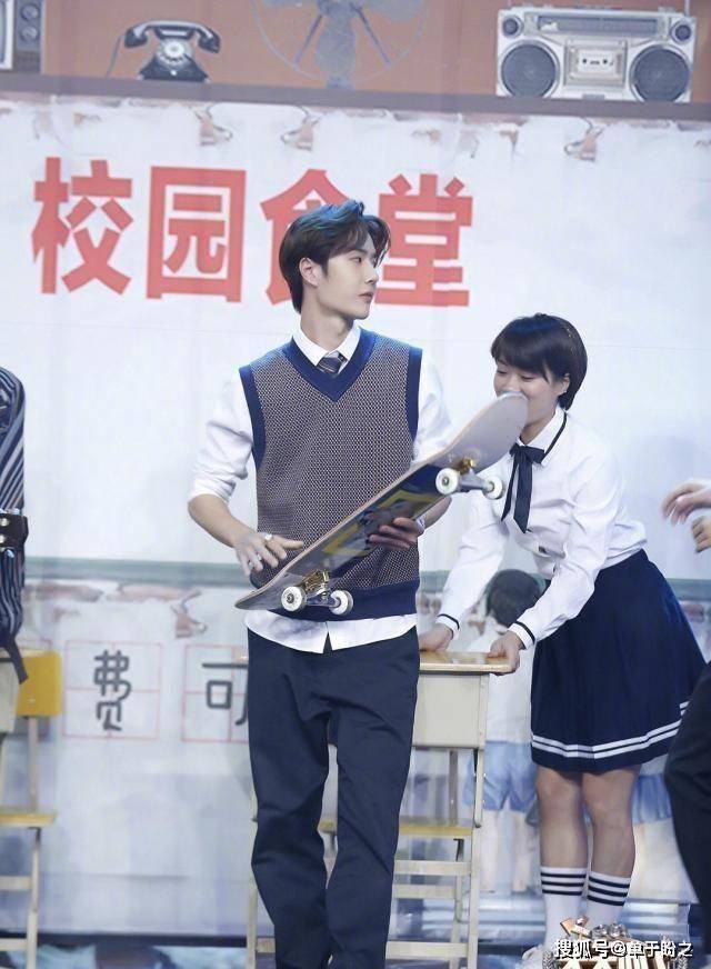 原创原创天天向上王一博秀滑板惹人夸吃梨却没能躲过大老师的攻击