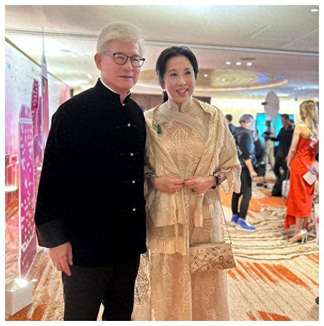 罗康瑞夫妇晚宴现身,朱玲玲华美迷人,罗宝瑜冷冷独立