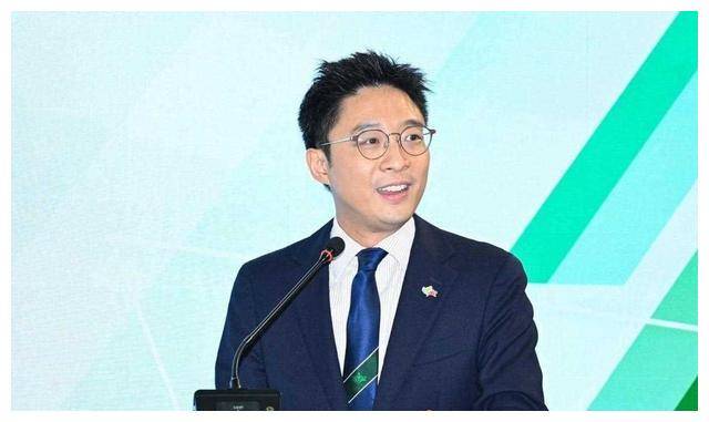 霍启山与母亲参加活动与港姐保持疏远朱玲玲盼儿尽快婚