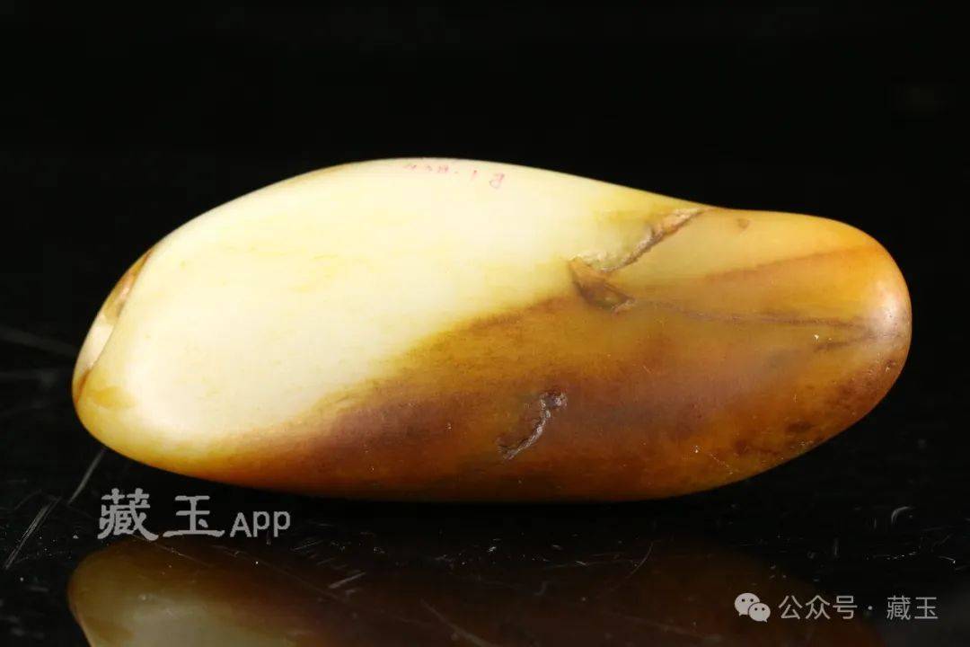 365万成交英国人花大价钱买的这个和田玉赌料让玉友们笑掉大牙