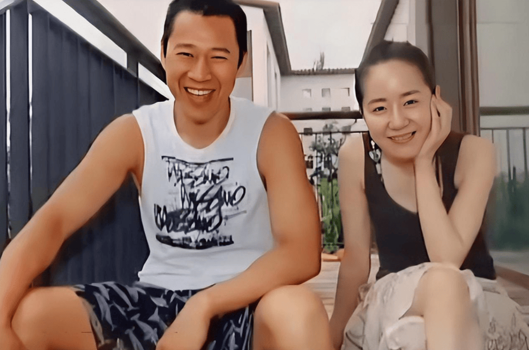 原创张丰毅相守29年的二婚娇妻原来是她穿着朴素优雅还撞脸林青霞真娶