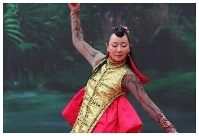 萨顶顶韩国惊艳演绎,梵语引发独特魅力,全场为之倾倒!