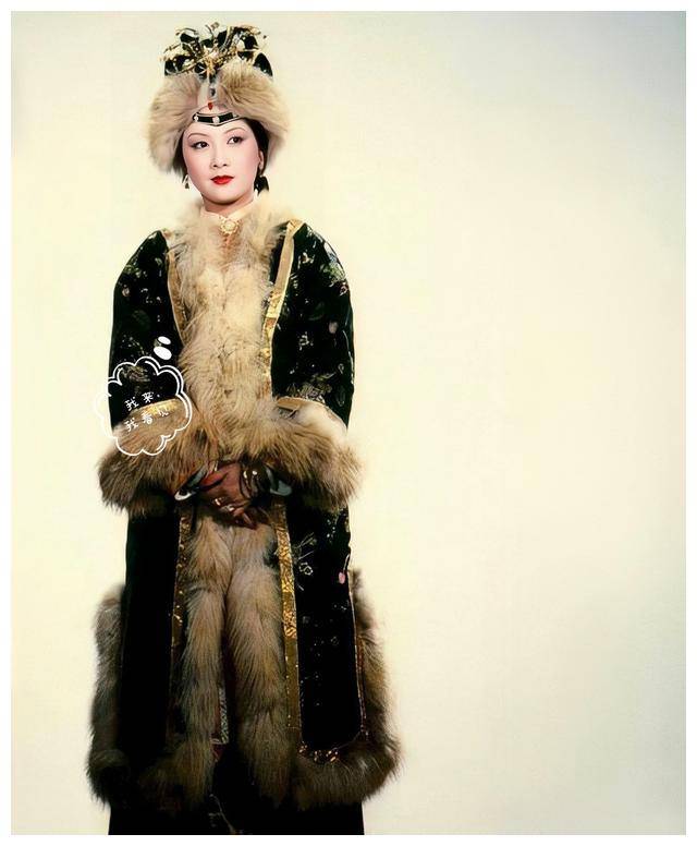 王熙凤华贵穿搭,邓婕"凤辣子"风,魅力四射_人生_外衣_服装