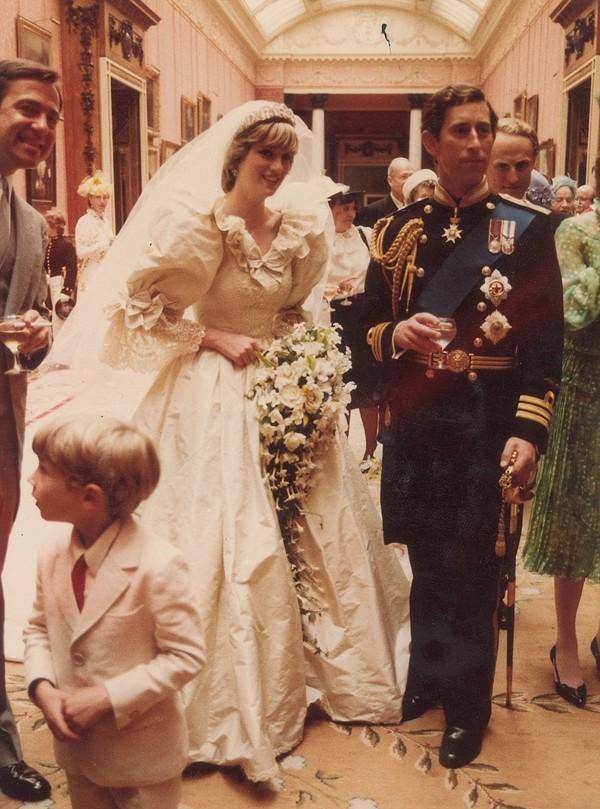 幕后照片:2015年才曝光,女王脸上看不到一丝笑容_查尔斯_婚礼_婚纱