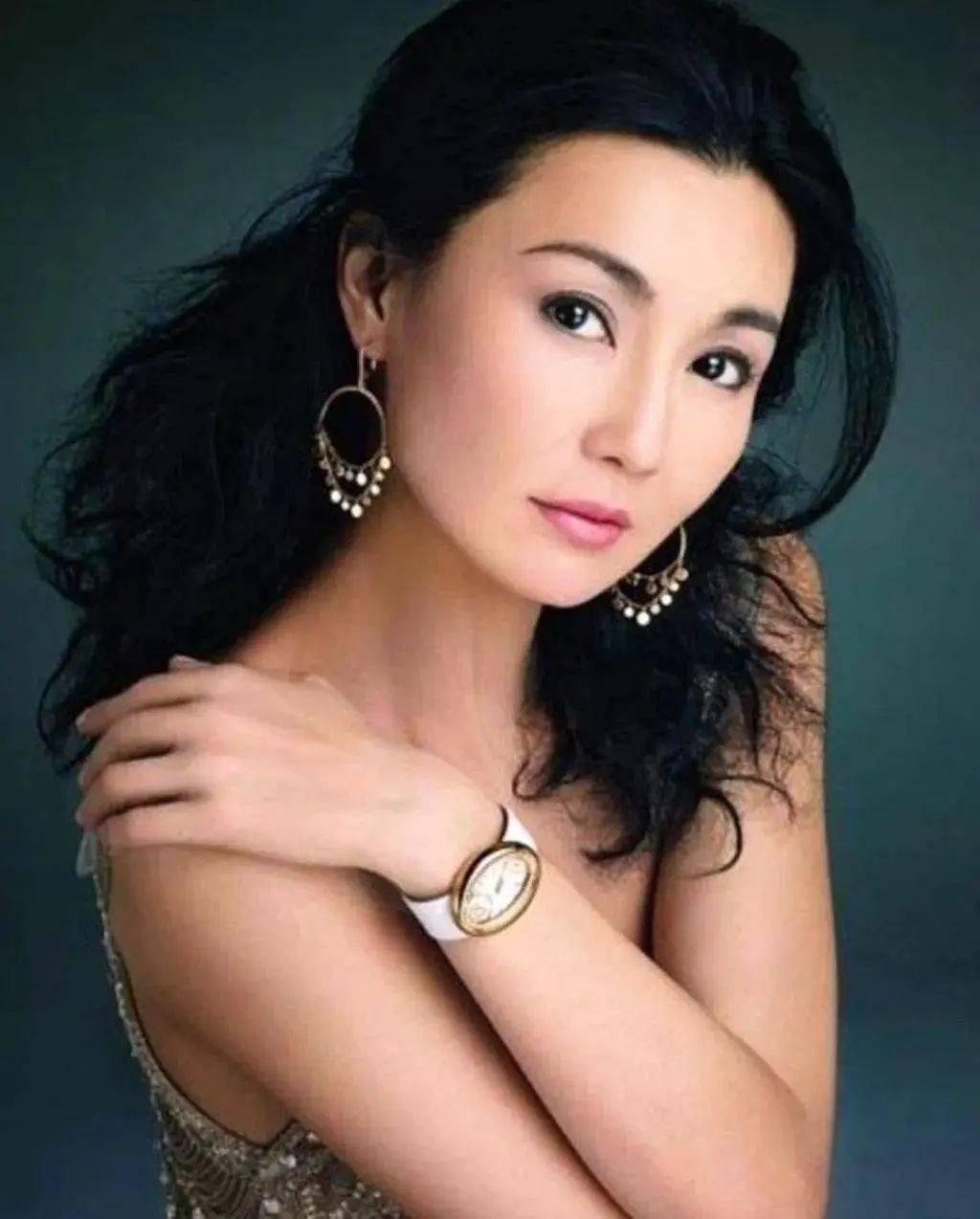 原创60岁张曼玉杀回来了增肥后气质大变打扮朴素脸堪称奇迹