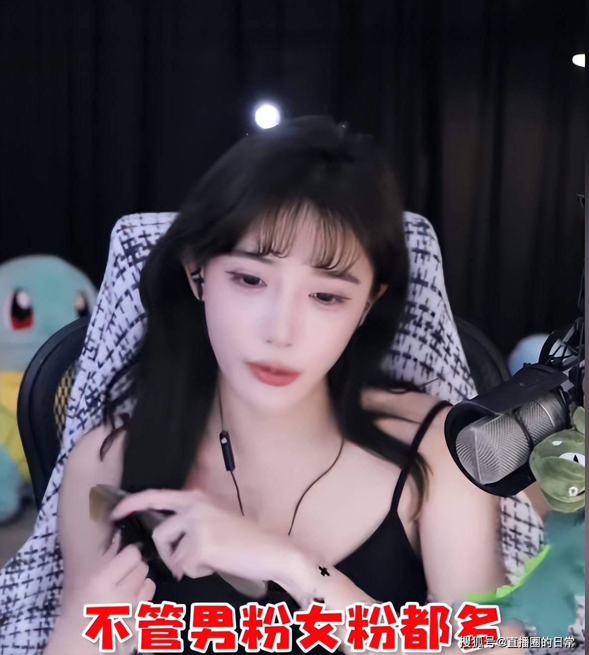 3600的唇印写真女主播送粉丝福利到底是回馈还是割韭菜