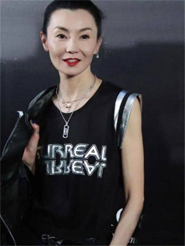 原创60岁张曼玉杀回来了增肥后气质大变打扮朴素脸堪称奇迹