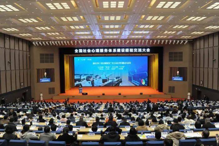 参与论坛嘉宾有广州白云心理医院执行院长胡誉怀,广绿领创始人孙然