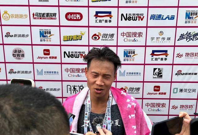 中国马拉松迈入206时代何杰打破全国纪录央视冬日娜采访