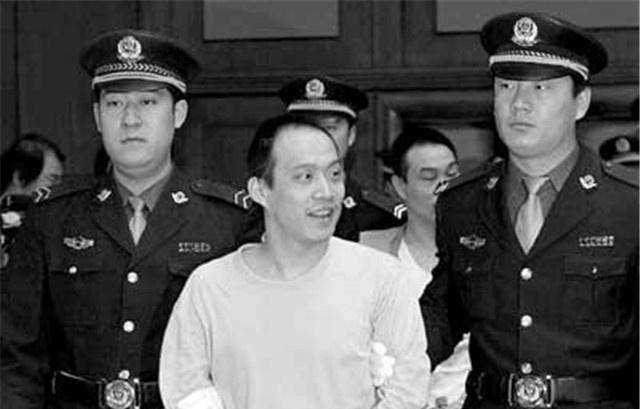 原创2004年王立华绑架明星勒索200万枪决前的遗愿给监狱送锦旗