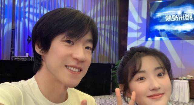 原创《扫黑风暴》剧组聚餐,孙兴与徐英子自拍,这一笑比不笑更可拍_吴