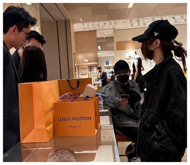 夫妻做奢侈品销售的简单介绍 夫妻做奢侈品贩卖
的简单

先容
（夫妻卖假包赚千万） 奢侈品