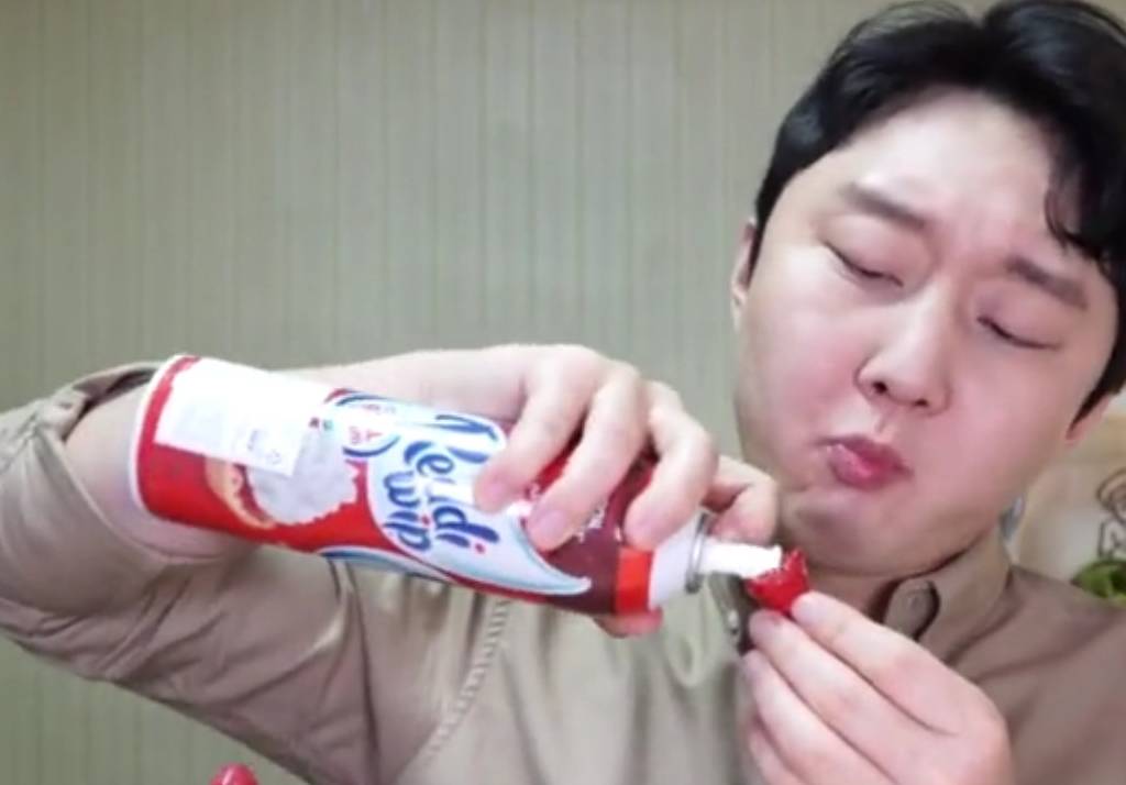 看看韩国男子这草莓的吃法,你有见过吗_小妖_奶油_哥哥