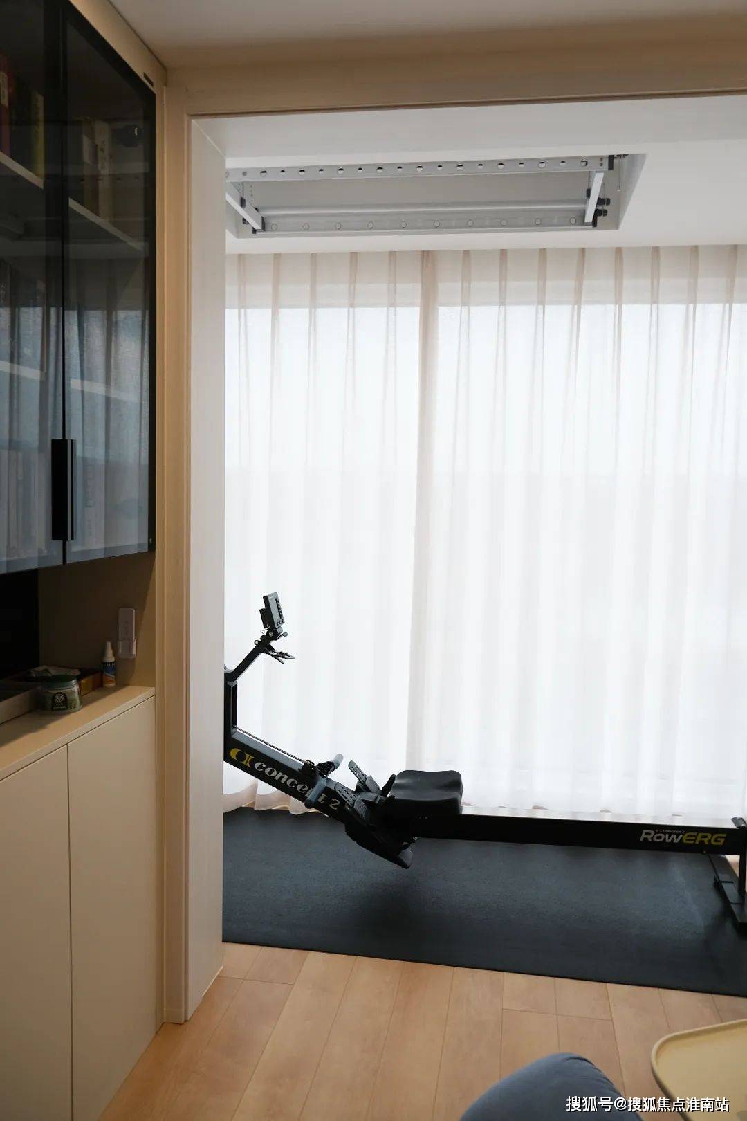 方便业主运用健身;顶部安装的松下电动晾衣架可以满足日常的衣物晾晒