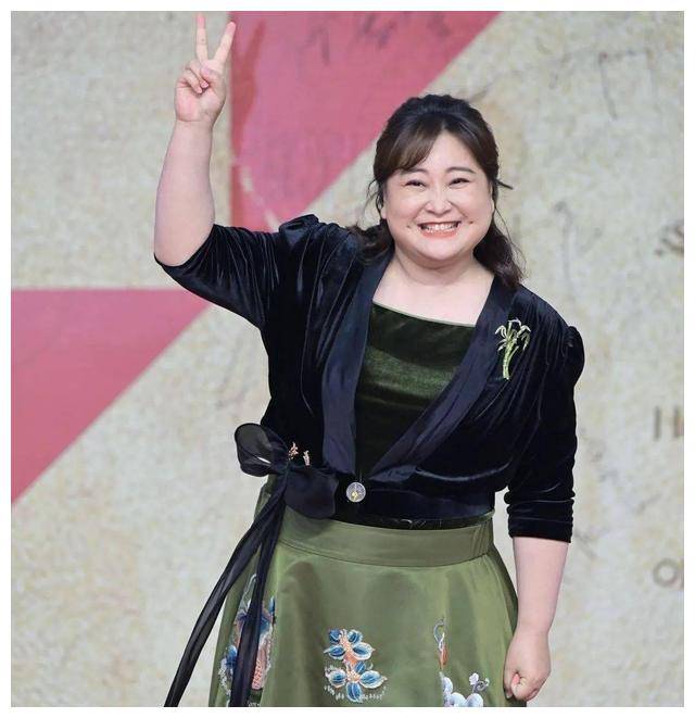 洛杉矶偶遇贾玲网友惊呼认真女强人最迷人