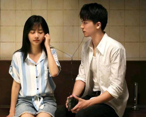 很多人都说,这部剧跟谭松韵之前主演的《以家人之名》十分相似,但感觉