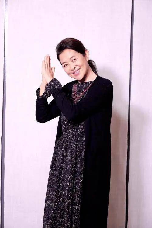 倪萍作为一场晚会的主持人,而郭达则以小品演员的身份上台表演节目.