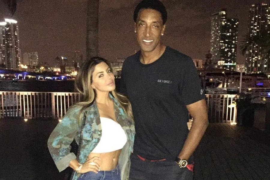 其实如果拉尔萨选择像瓦妮莎和阿耶莎一样在家相夫教子,他们的婚姻