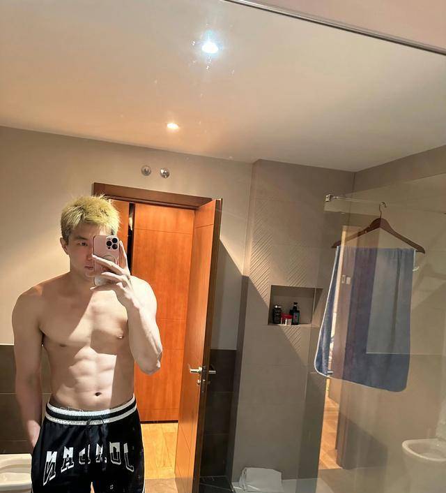 郭艾伦展示健硕肌肉备战cba赛季回归挑战