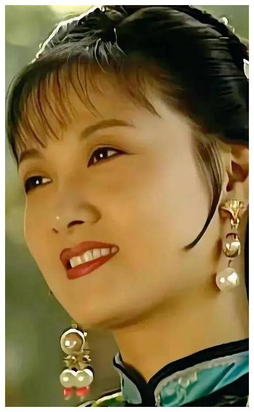 如今,邓婕已经是众所周知的女演员,她的名字和作品成为了娱乐圈中的