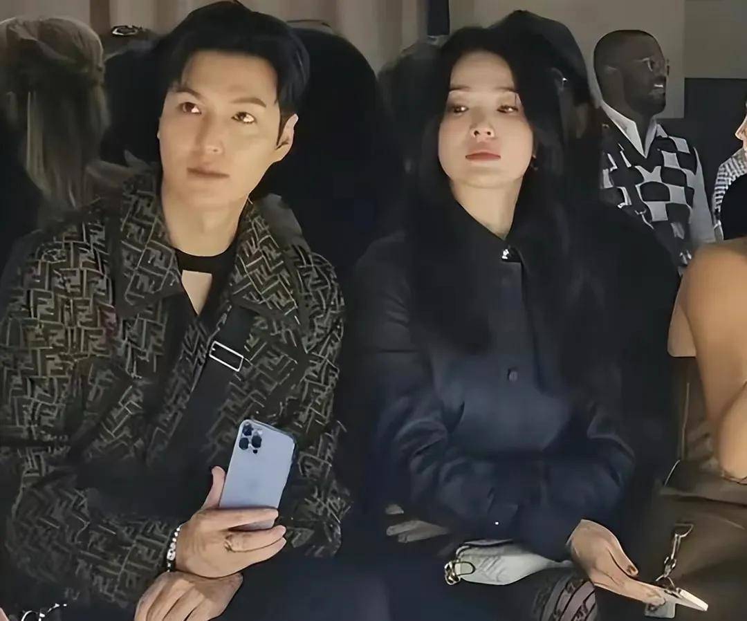 宋慧乔李敏镐同框看秀乔妹长发黑丝没精神头面目愁容经历了啥老太多