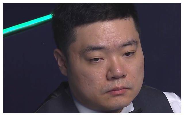 原创丁俊晖连输三局危机重重表情严峻7号种子或失掌机