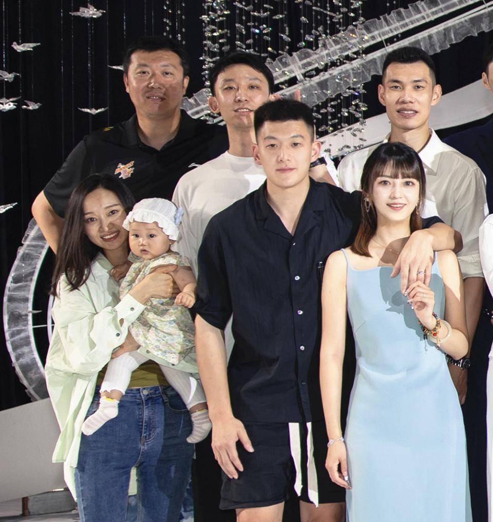 王治郅二婚妻子现状,生完孩子后依旧苗条 7个月女儿20斤_周蕾_脚步