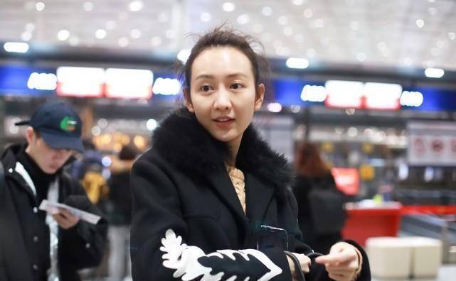 王鸥的素颜太干净了,就算丸子头看着有点"炸毛",但依旧有气质