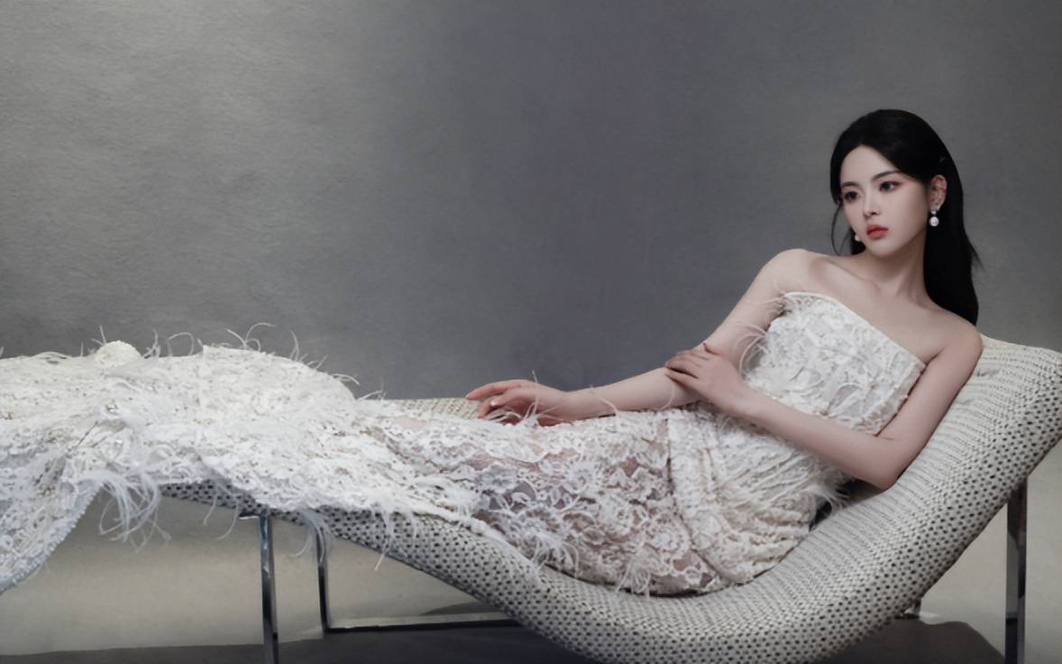 原创钉珠蕾丝礼服裙杨超越身材纤细淑女范十足