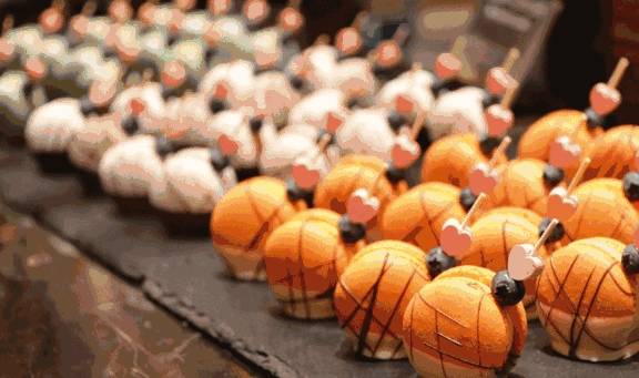 摆盘颜值高随便一拍都能刷爆朋友圈~多种口味的冰淇淋随意吃~自助水果