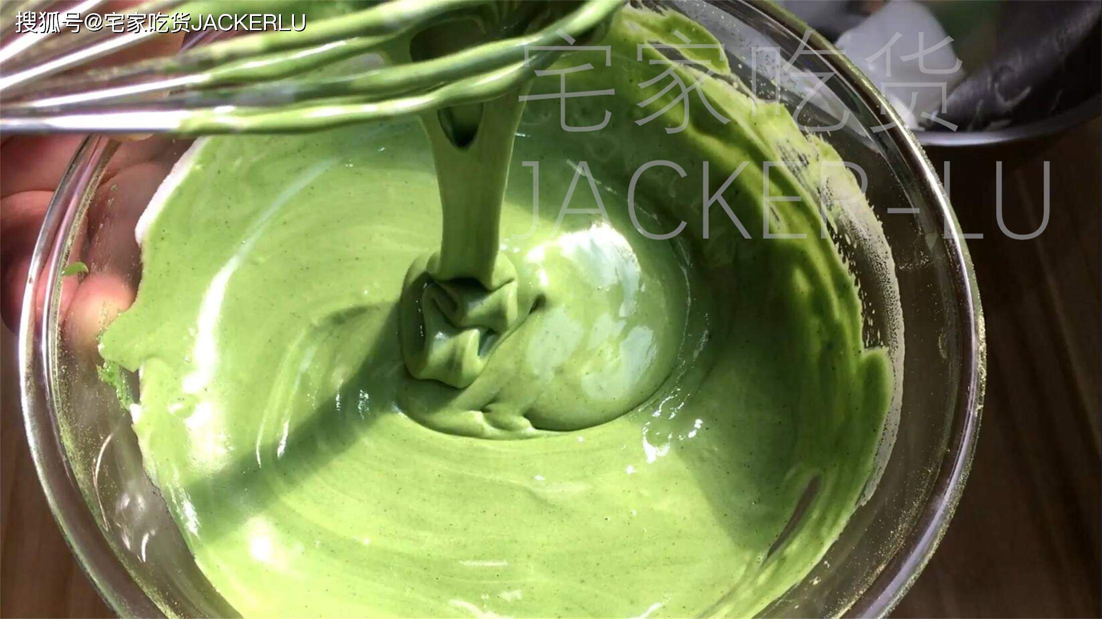 5,蛋清3个,柠檬汁6克,先打发出大的鱼眼泡.