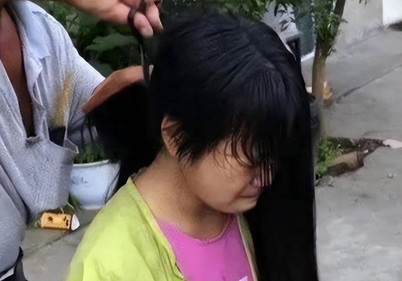 一方面打理头发需要时间,其次长头发会汲取营养,让用脑过度的学生营养