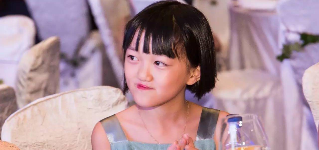 原创李嫣近照被曝光无ps照美貌不输王菲当年兔唇女孩像极了妈妈