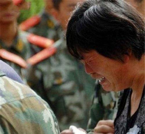 原创湖南武警女战士朱玲为保护10吨油料不幸牺牲孩子仅出生20个月