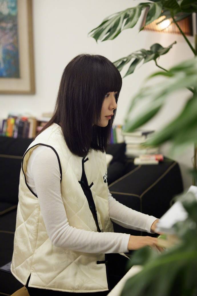 原创王珞丹晒独居生活调侃像老年人一样给花浇水看书写字弹琴