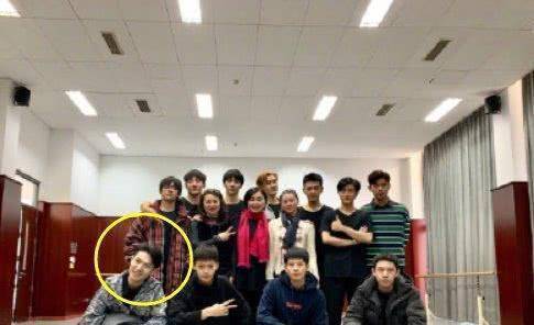 易烊千玺中戏合照被公开全网都被他身后小哥吸引校霸不是虚的