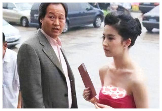 刘亦菲合照曝光,紧身裙展魅力,干爹的宠溺别具一番眼神_陈金飞_身材