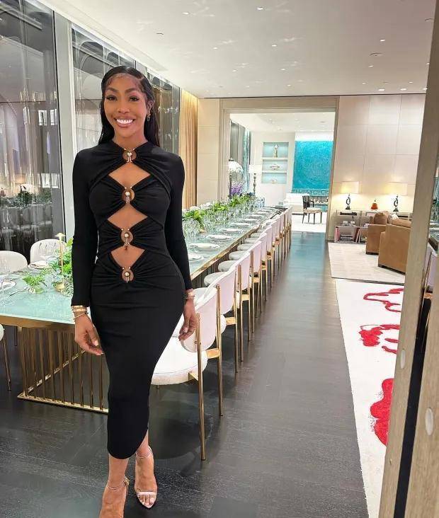 拳王乔书亚沙漠中的亲密时刻与美发师