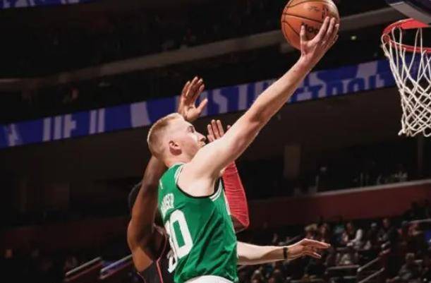 原创凯尔特人轻松击败活塞布朗砍下33分波尔津吉斯助攻两双